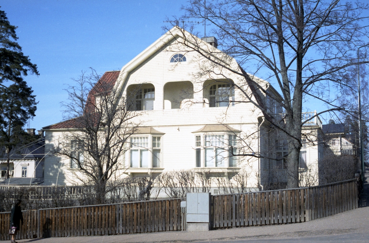 Bildsvit tagen vårvintern 1972 i Arvika. Huset byggdes 1903 och användes som chefsbostad av Arvika-Verken från 1916. Dåvarande adress var Parkgatan 9.