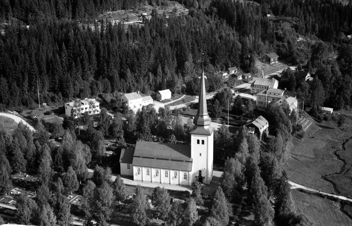 Flygfoto över Dalby kyrka med omnejd.