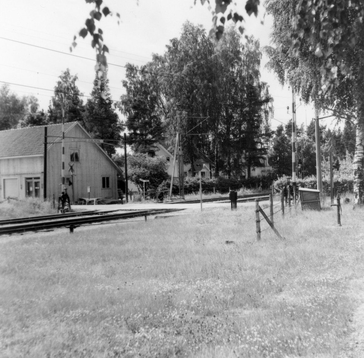 Någonstans i Värmland - från slutet av 1950-talet. Kommentar från en användare: "Järnvägsövergången i Väse".