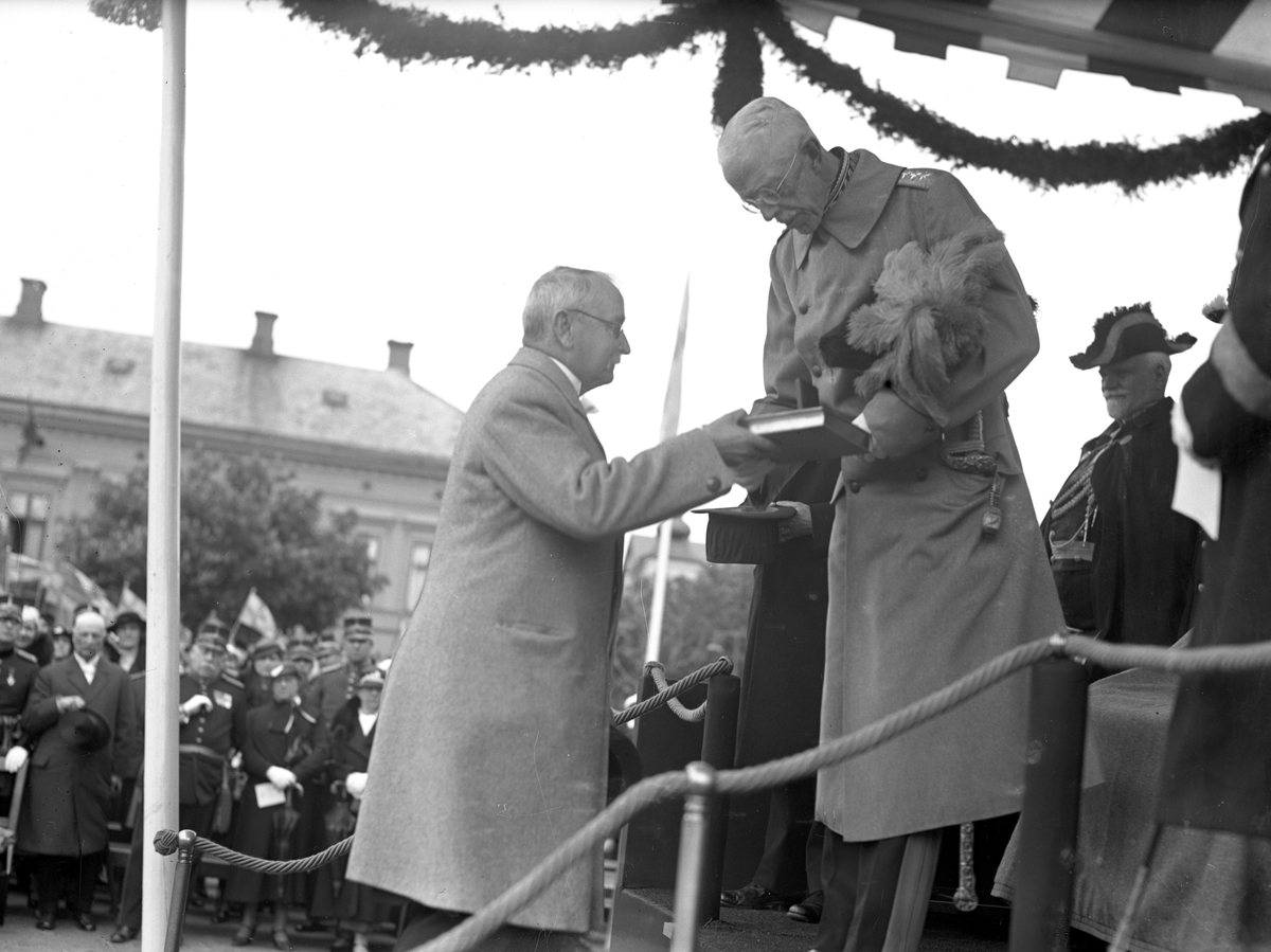 Bildsvit från Karlstads 350-års jubileum den 29 maj 1934. Stadsfullmäktiges ordförande Valdemar Vendel överlämnar stadens festskrift.