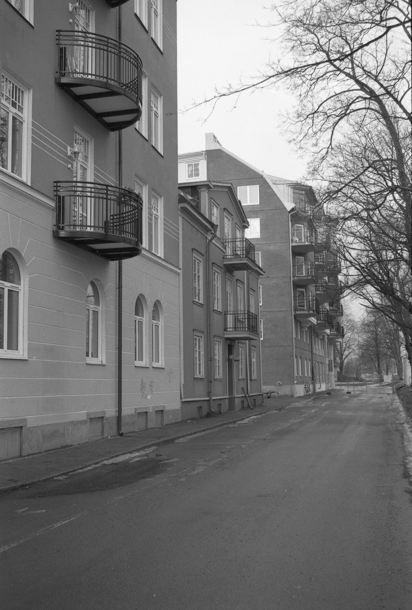Fastigheten V Kanalgatan 7 B inför rivning våren 1993. Husbygget var påbörjat före branden 1865, kompletterades med 3:dje våningens frontespis 1927 och hann alltså nästan fylla 130 år.