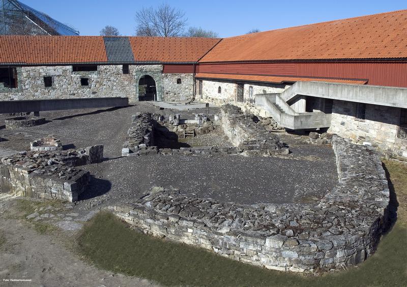 Lave ruiner av bispegården fra middelalderen omkranses av et låvebygg som har reist seg fra 1700-tallet fram til rundt andre verdenskrig, og ble deretter bygget om til museum av Sverre Fehn med hans råbetong, glass, stål og limtrekonstruksjoner i 1967-74. (Foto/Photo)