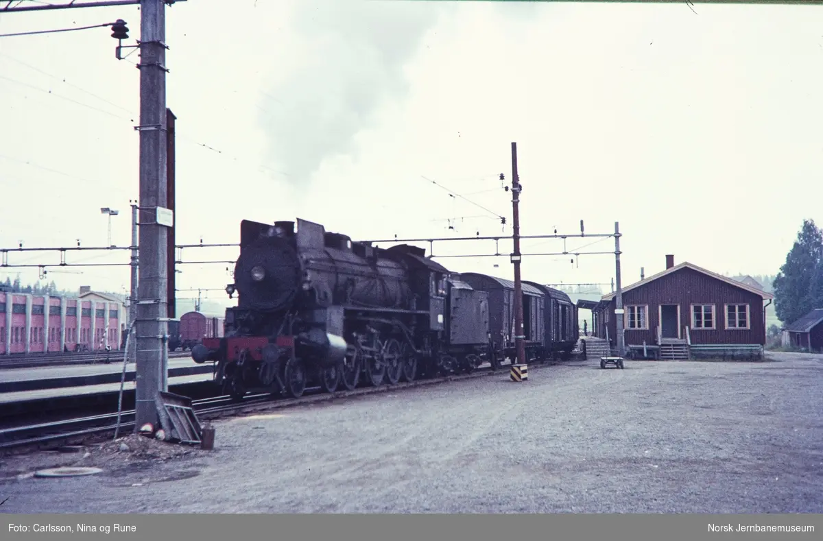 Damplok type 31b nr. 451 skifter på Eina stasjon
