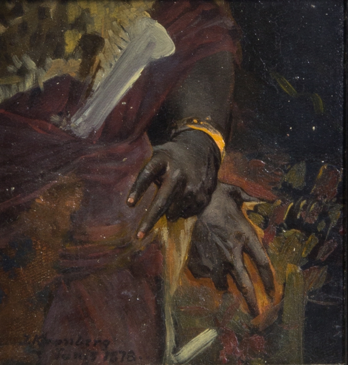 Vänstra sidan av kroppen på en färgad kvinna. Ena handen i sidan med en brandgul ring om handleden.