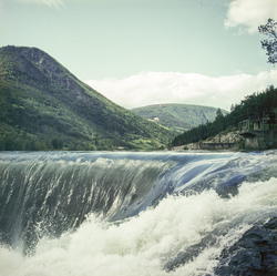 Vann renner over damkrone.