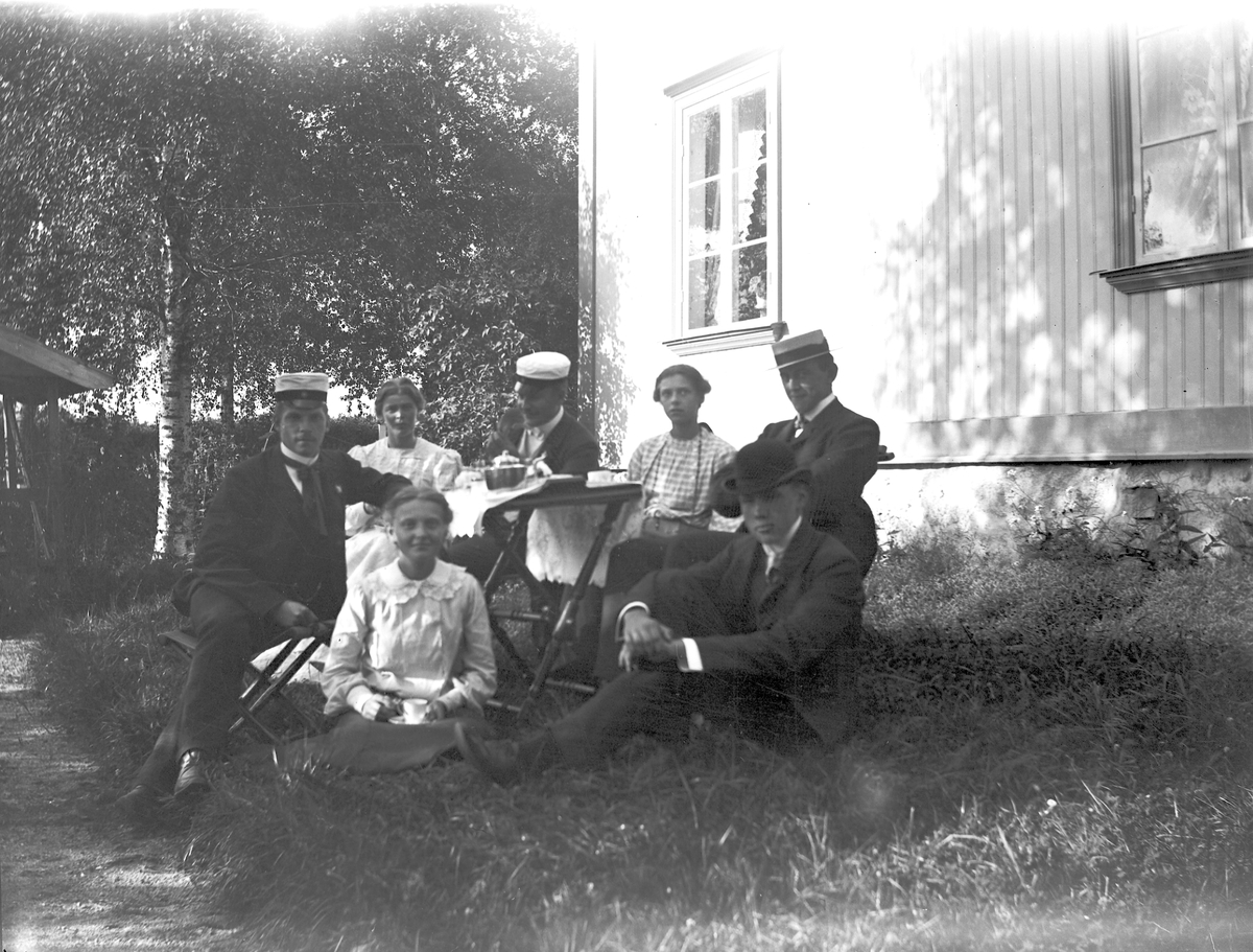 Efter kaffet, vid prästgården i Hamrånge. Foto den 24 juli 1905.