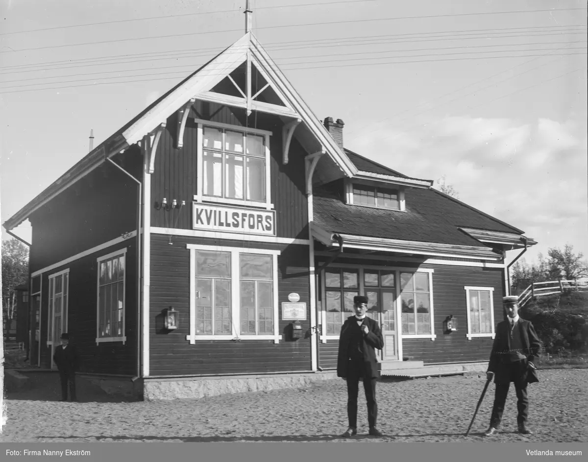 Ivar Edvall framför Kvillsfors station.