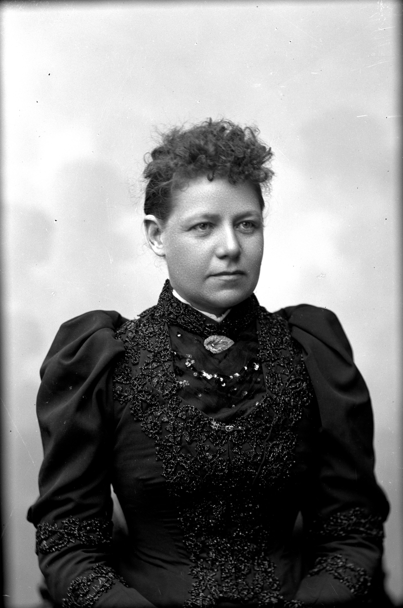 Fru Alsing, 1894.
Fotograf okänd.