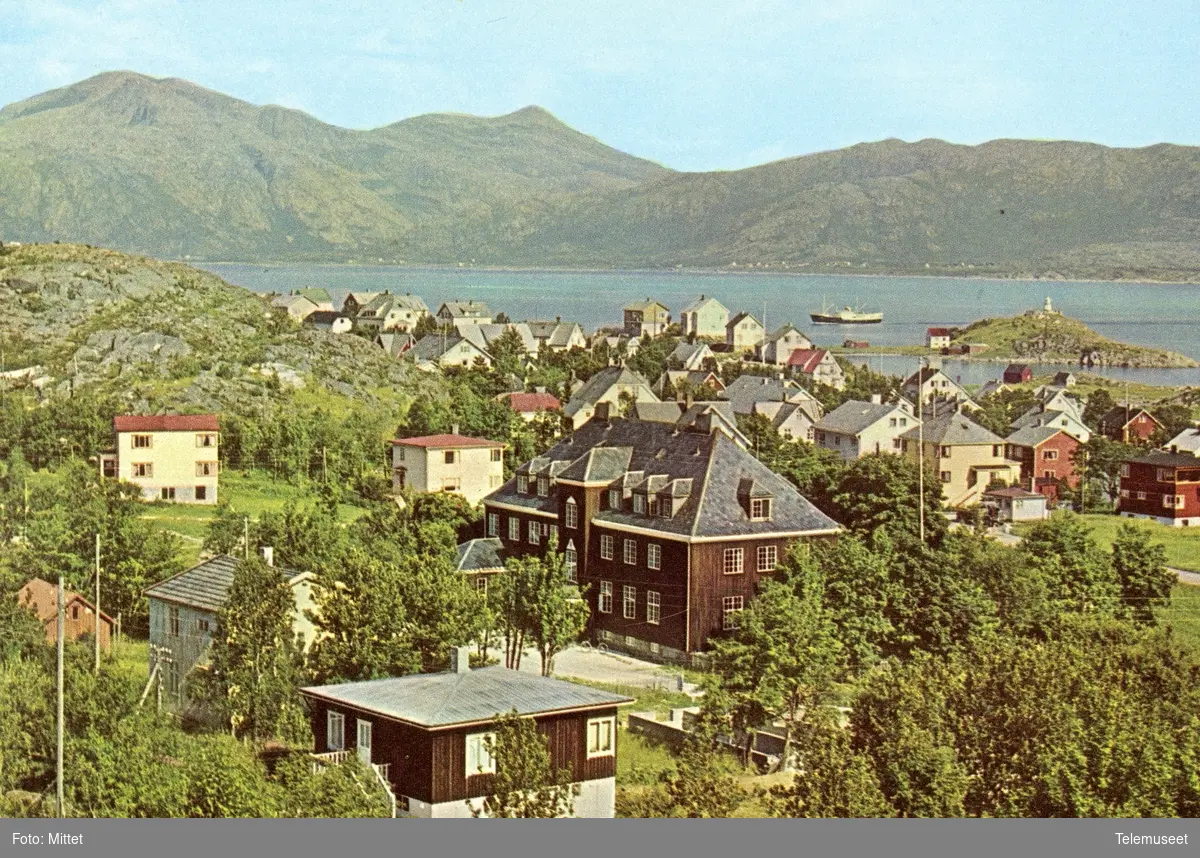 Postkort. Telefonutbyggingen i Troms distrikt. Administrasjonsbygningen i Lødingen.