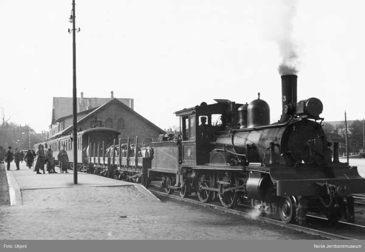 Stavanger stasjon med damplokomotiv type XIII nr 33 med tog i spor 1 - tyske militære på plattformen