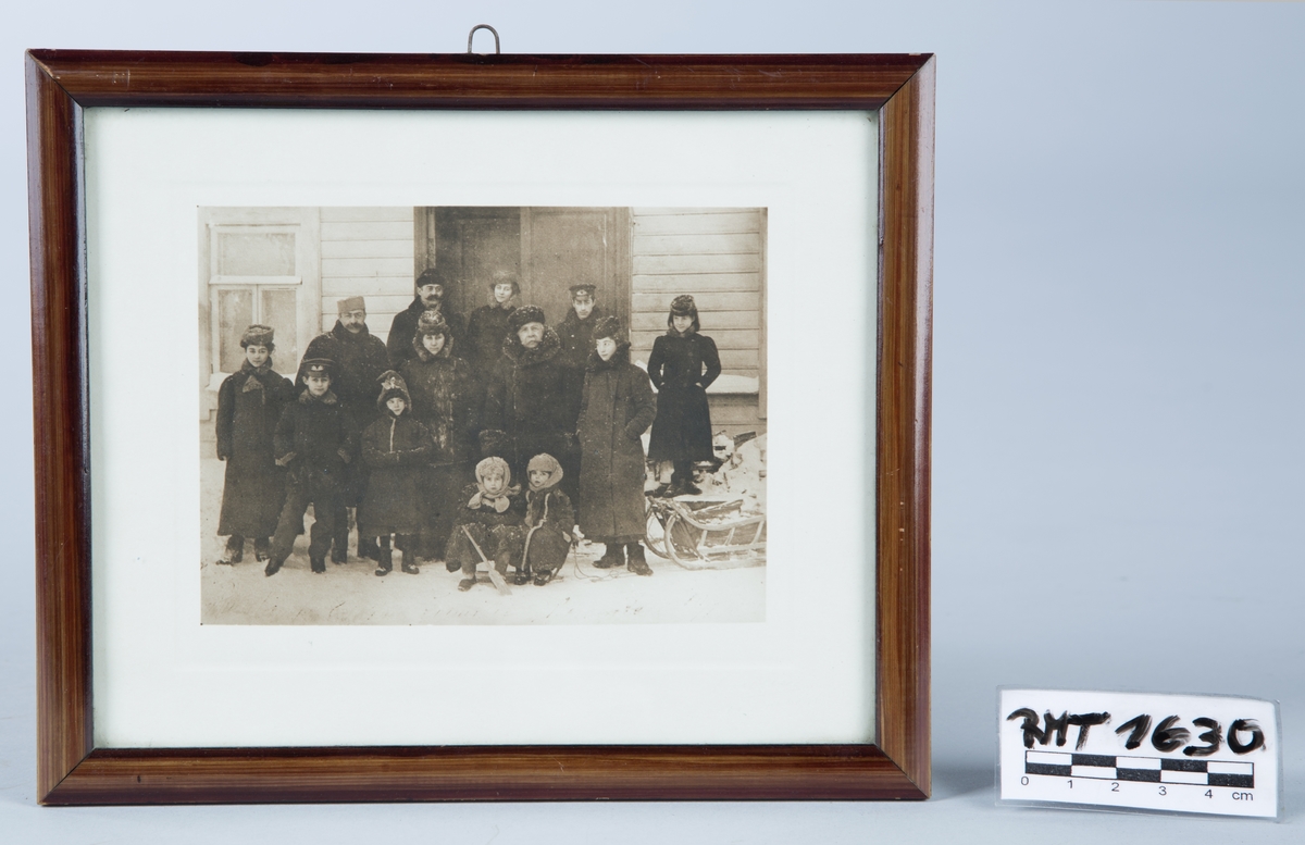 Familiefotografi av familien Rotin i Moskva (tekst på baksiden av rammen). Utendørs. 13 personer.