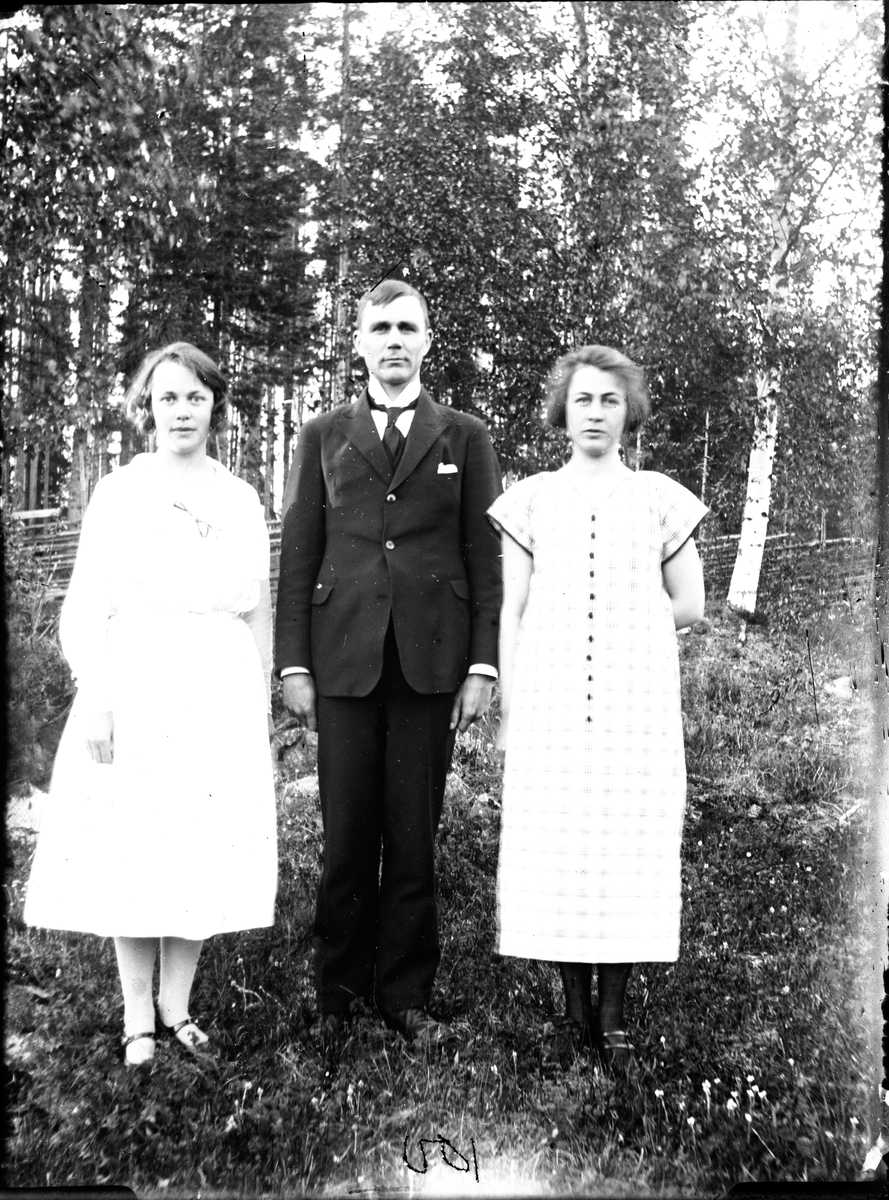 Personerna från vänster: lärarinnan Hilda Hedvall, Gustav Karlsson och okänd kvinna.