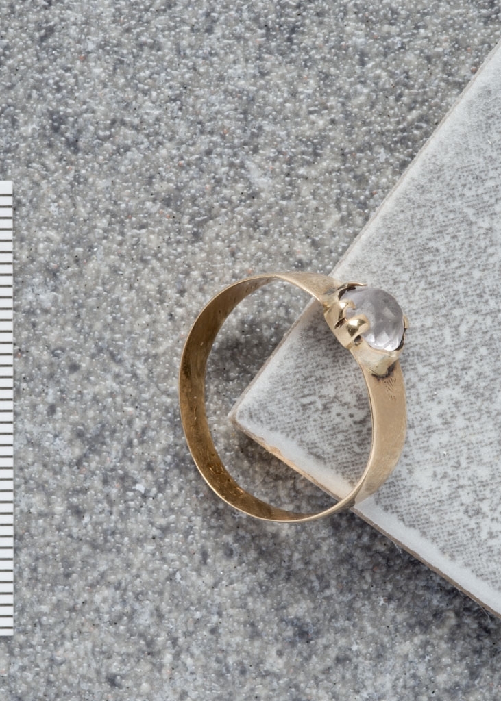 En ring i gull med en stein satt direkte inn i ringen.