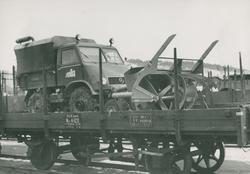 Unimog lastebil med påmontert Rolba snøfreser på NSB godsvog