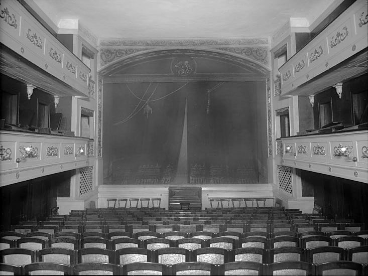 Salongen och scenen på Växjö teater, 1937.
