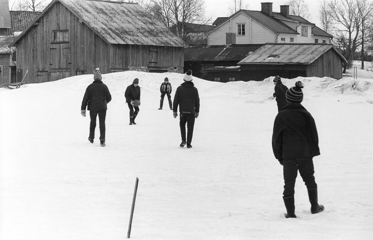 Hemlingby, fotbollsspel i snön. Från utställningen "Gävlar i stan" på Gävle Museum 1967.