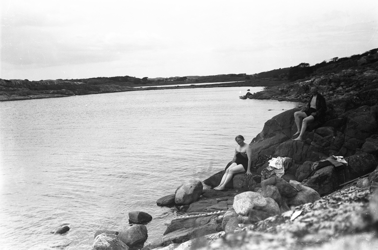 En man och kvinna sitter och vilar sig efter en simtur.