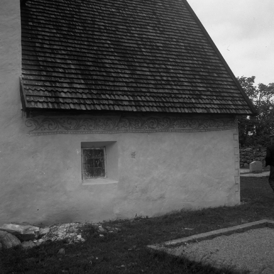 Exteriörfoto av kyrkvägg med en gammal fasaddekoration. Sjösås gamla kyrka.1943.