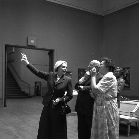 Från Elisabeth Bergstrand-Poulsens utställning på Smålands museum 1952.
Landshövdingparet Bergquist diskuterar något med konstnärinnan Elisabeth Bergstrand-Poulsen.