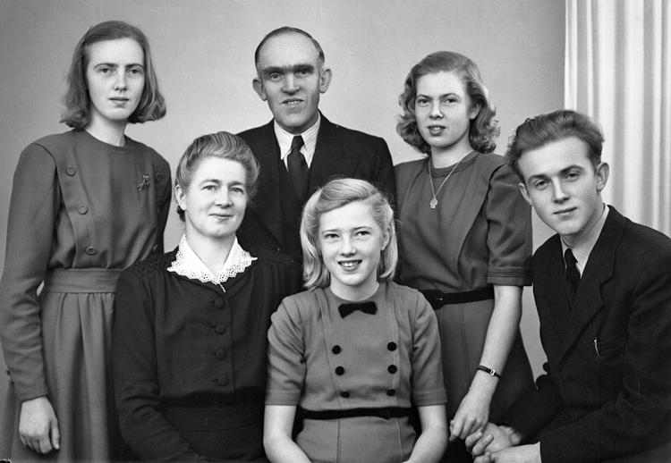 Foto av en familj med fyra barn i olika åldrar.
Ateljéfoto.