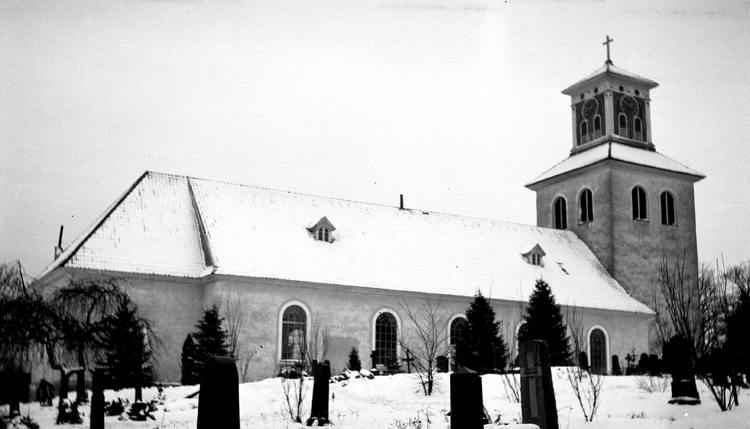 Foto av Linneryds kyrka med kyrkogården.
Litt.: Smålandsposten 14/5 1932.