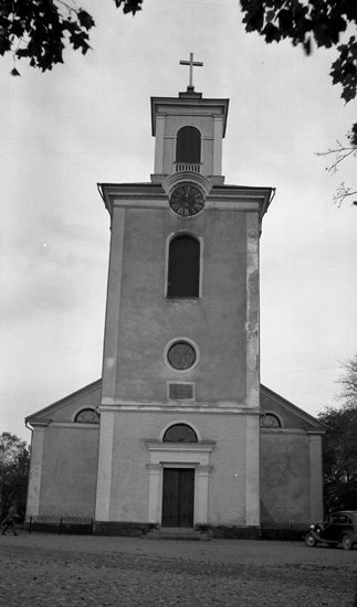 Foto på en kyrka framifrån.