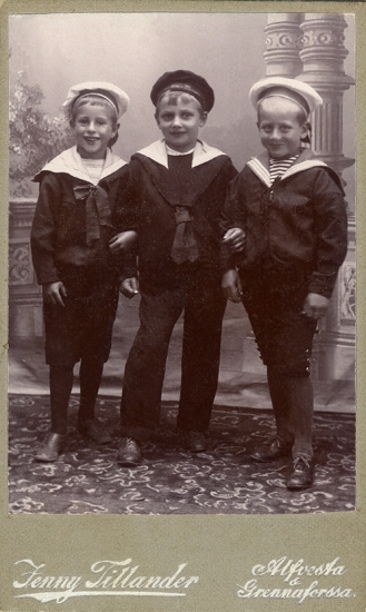 Grupporträtt (helfigur), ateljé, av tre glada småpojkar i olika slags sjömansdräkter.