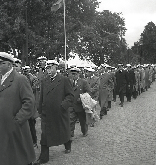 300-årsjubileet, 1943. 
Marsch med en mängd herrar i rock och studentmössa m.m., längs Strandvägen, strax efter järnvägen. 

Växjö Gymnasiums 300-årsjubileum. (AB).