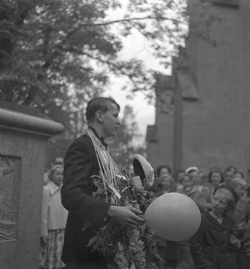 Studenterna tredje dagen, 1950.
En student håller tal vid Esaias Tegnérs staty. 

Angående avgångsklasserna 1950 - se "Lärare och Studenter vid Växjö 
Högre Allmänna Läroverk 1850-1950" (1951), s. 193-196, 289.