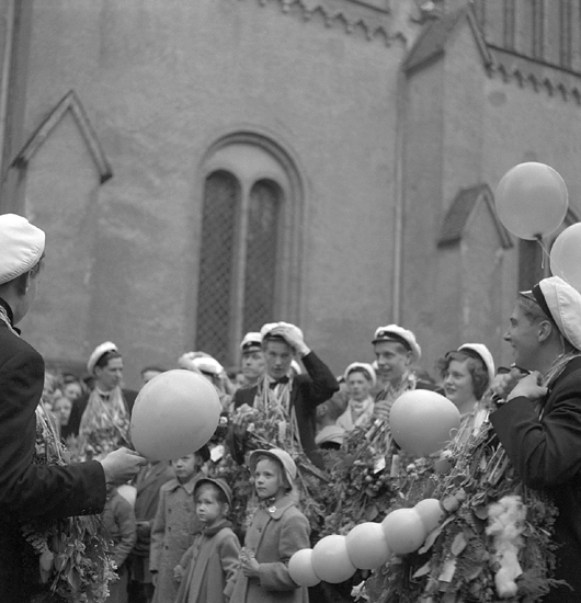 Studenterna tredje dagen, 1950.
Några studenter har samlats för att lyssna på talet vid Esaias 
Tegnérs staty.

Angående avgångsklasserna 1950 - se "Lärare och Studenter vid Växjö 
Högre Allmänna Läroverk 1850-1950" (1951), s. 193-196, 289.