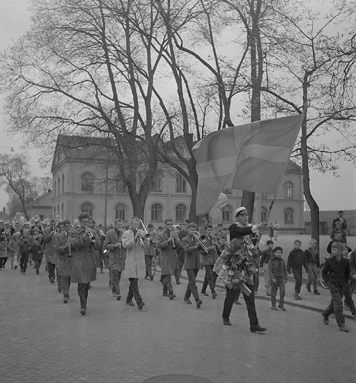 Studenterna tredje dagen, 1959. 
Studenterna m.fl. tågar utmed Skolgatan mot Linnéparken och talet 
vid Esaias Tegnérs staty. 
I bakgrunden syns Norrtullskolan.