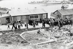 Gjenreisning. Besøk av Kong Haakon VII. Kongen med følge i "