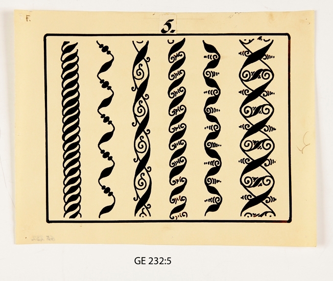 Mönsterteckning i svart tusch. 
Förvaras i pappersmapp med texten "14 prov o 8 auto." samt "Ser. 3. 24 st. pl. Att utföras i samma storlek som originalen. 9 st. med A betecknade i autotype med djupetsning i likhet med redan utförda no. 13 i denna serie, vilken inberäknad i ovannämnda 9 st.
15 st. med F. betecknade utföres i fototypi och djupetsning såsom i serierna 1 o 2. -Här till hör även teckningsplanschen no. 24, vars original utförts i större storlek för att medfotograferas till samma storlek som övriga."
Ligger i marmorerad pärm i svartvitt med gråbrun rygg och svarta knytsnören. Märkt: "Mönstersamling för övning i ornamentsteckning. Den 30.4., Gunnar Ell".

Inskrivet i huvudbok 2008.
Funktion: Mönstersamling