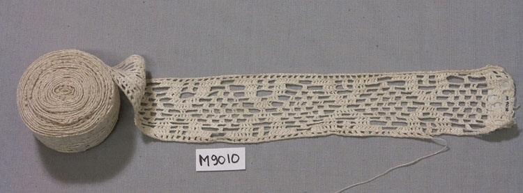 Prov på spets, virkad på längden, av vitt lingarn.
Se Kronobergs läns Textilinventering Tolg. 8. 192.

Inskrivet i huvudbok 1936.