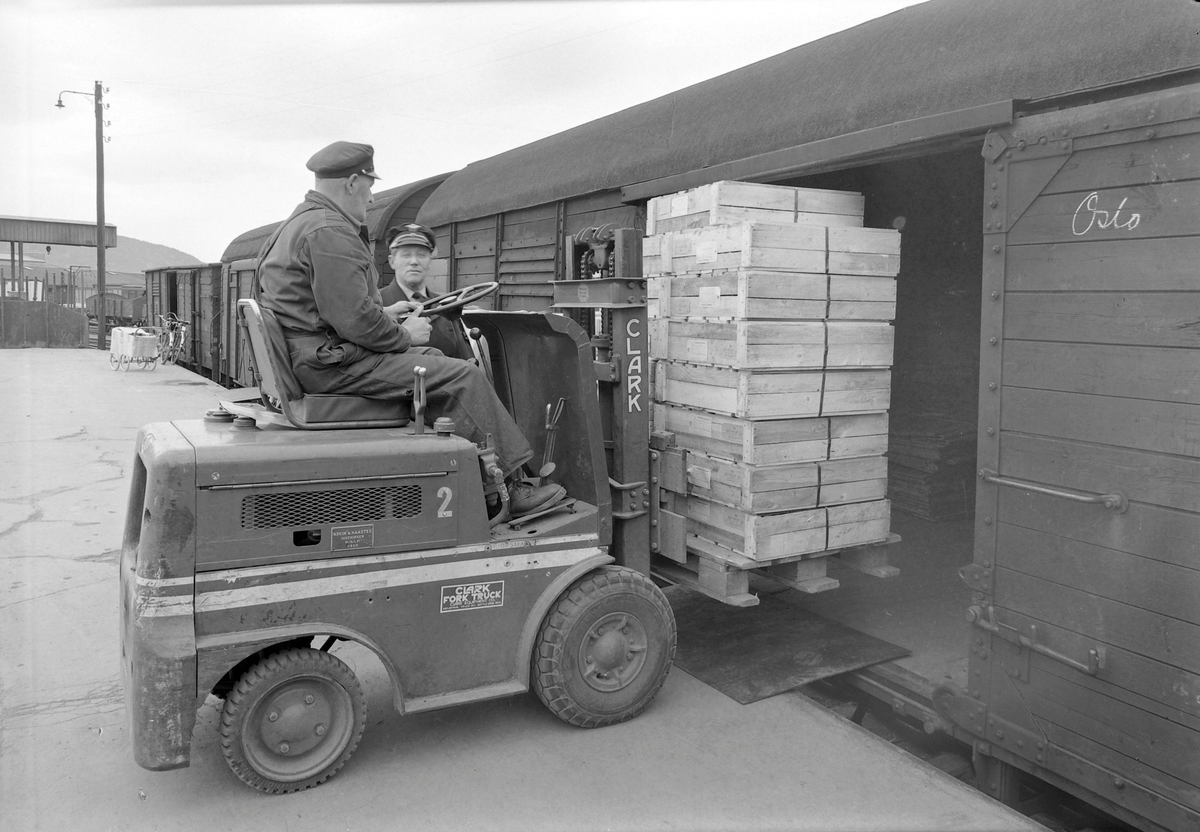 Fra Jernbanens godsekspedisjon i Trondheim