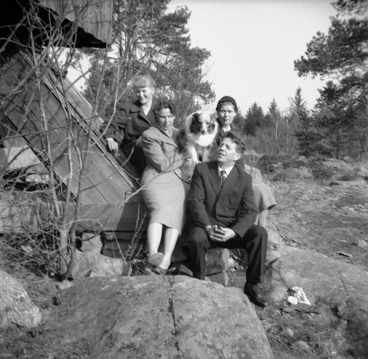 Johanna Nilsson, två okända kvinnor, en man och hund vid en väderkvarn.