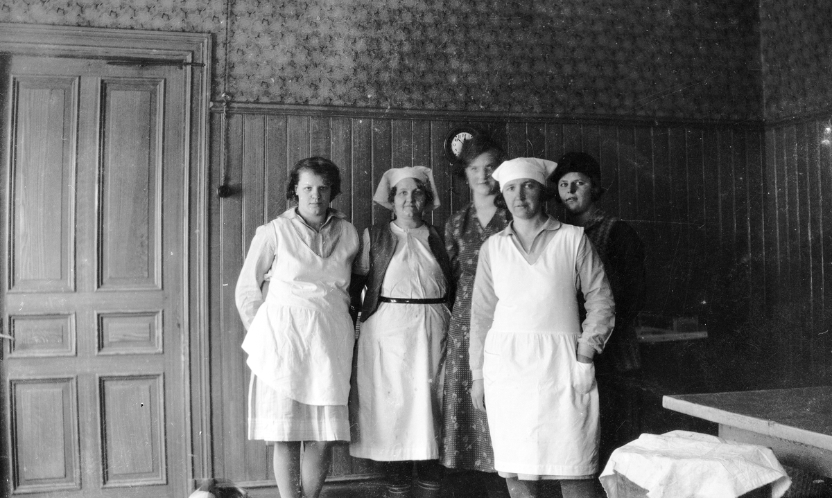 Fem kvinnor i köket

