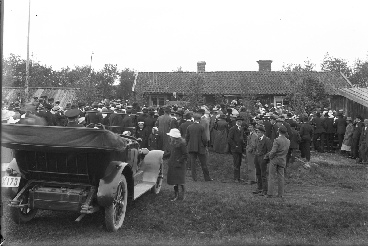 Folksamling samt en bil, X173, årsmodell 1916, Hudson, köpt av Hofors AB (SKF) gm. Per Eriksson. 40hk och 6 pers.
