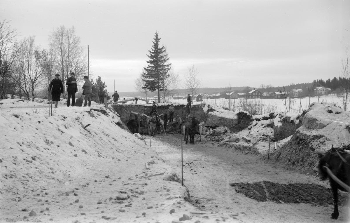 Nödhjälpsarbete. Landsvägen byggs om 1922 utanför "Erik-Lars". (Josef Erikssons hem).