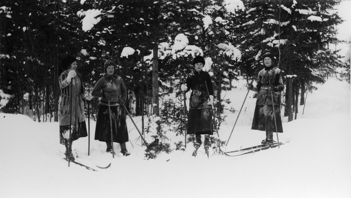 Från vänster: Signe Sjörén, Ebba Wikström (fosterbarn i Målars), Sven-Jons Karin (Jonsson) och Sara Ek. Bilden tagen vid "Sunds gata" intill Gustav Wåågs.