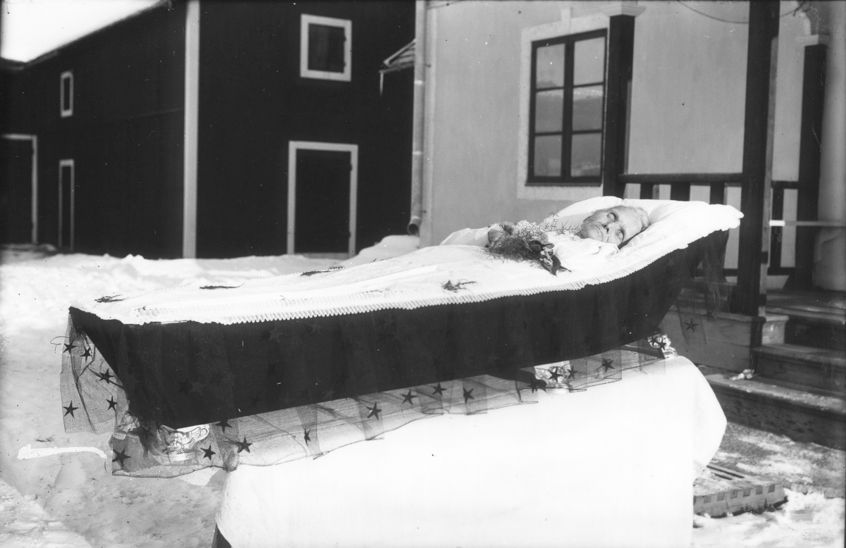 Den avlidna Marta Nilsdotter från Ovanåker, född 1849, död den 9 mars 1925, moster till Stina Eriksson, Lenninge 6:58, född 1896. Fotot är taget utanför gården i Boernes, Lenninge 6:58.