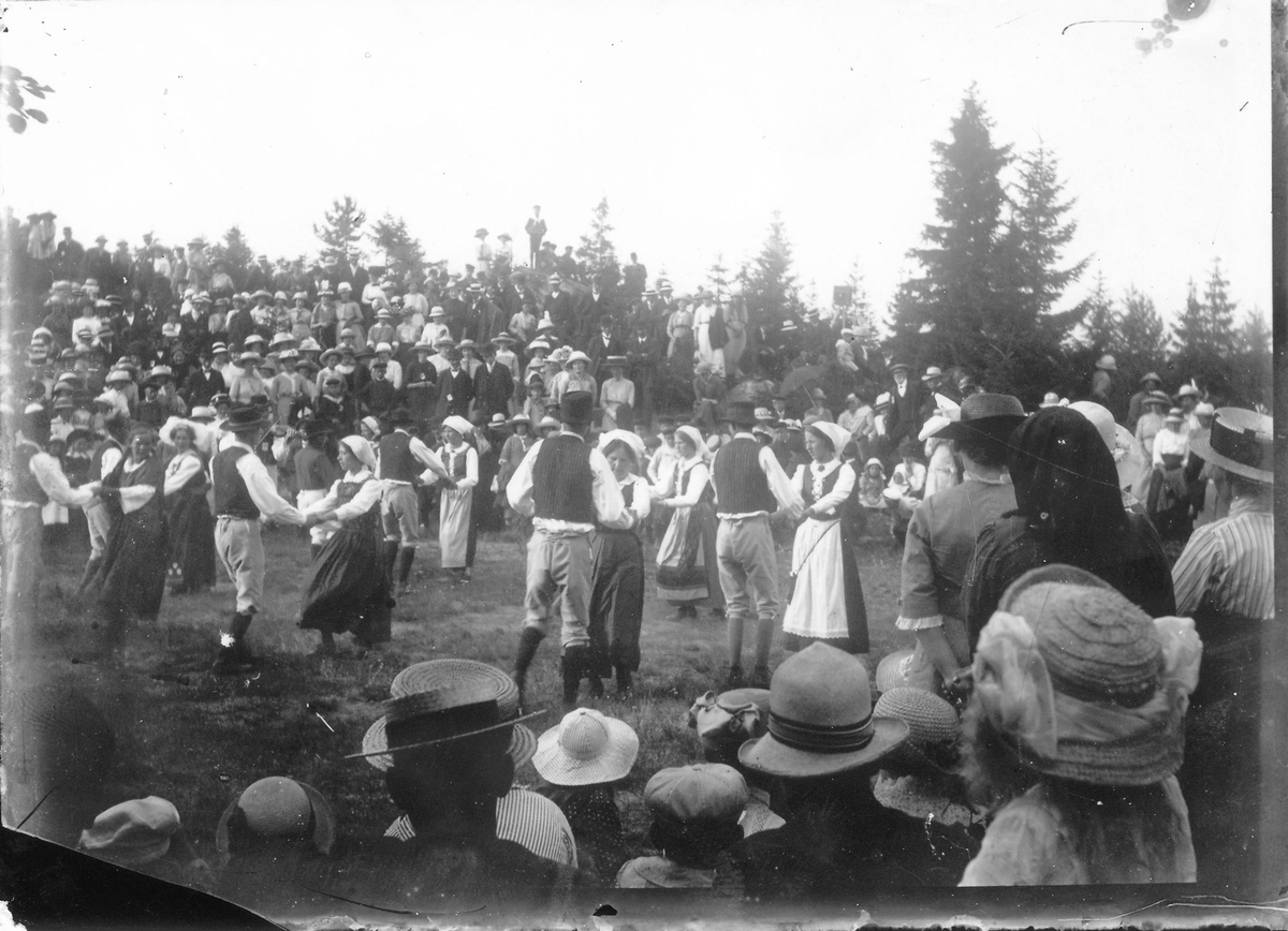 Kvarnbergsfest. Damen längst fram till höger med vitt förkläde heter Marta Jonsson ("Västtjärs"), damen till vänster om henne heter Berta Johansson (Lövgren), född i början av 1890-talet och bosatt i Kilafors. Till vänster om henne syns Anna Jonsson från "Pell-Pers".