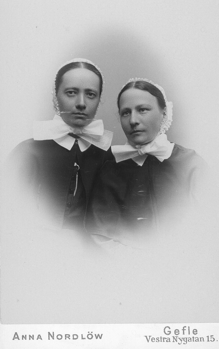 Anna Posse (gift med biskop Nils Lövgren) och Hanna Elg.