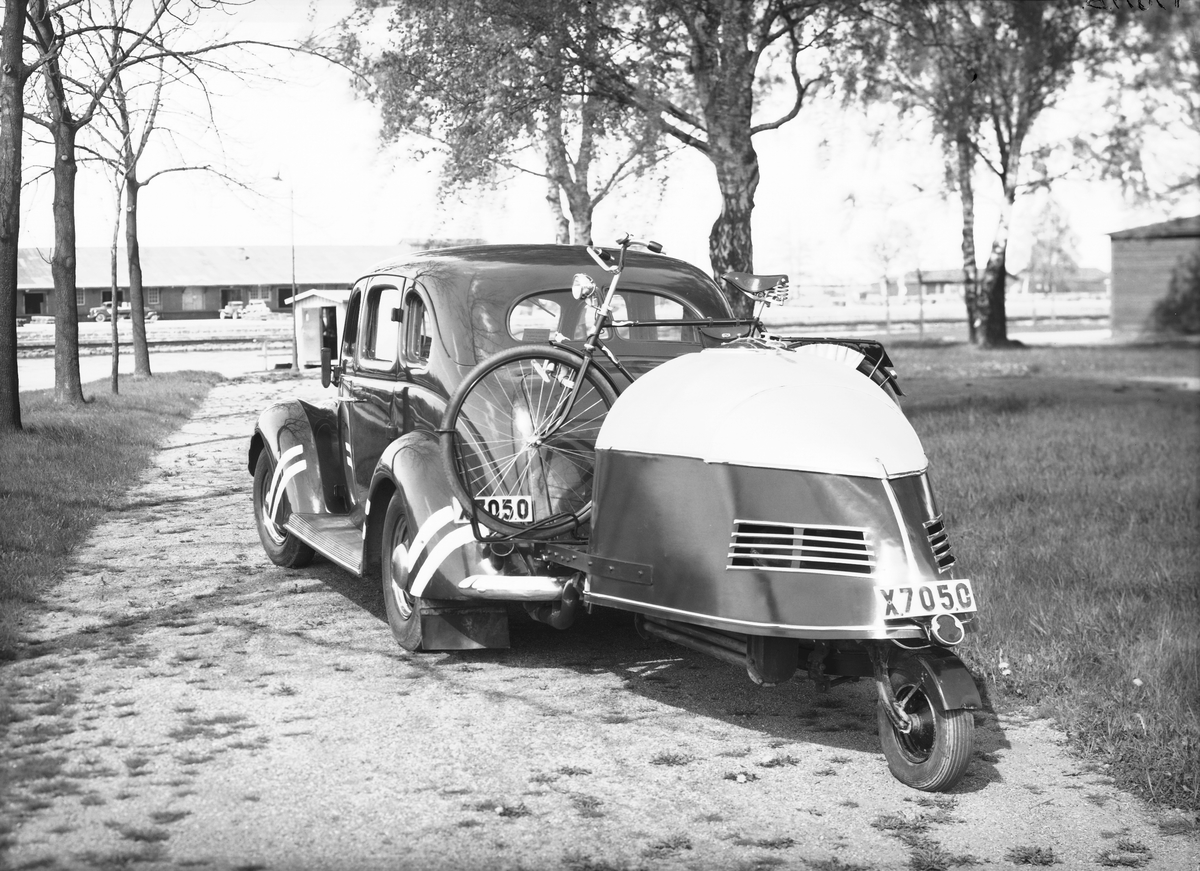 Personbil med släpvagn (Gengasapparat),
Gragasbil, X 7050.
En Ford V8 1937-1938 med gengasaggregat, ägare E A Matton i Gävle.
Motortjänst i Gävle AB, Brynäs, 3 juni 1940.