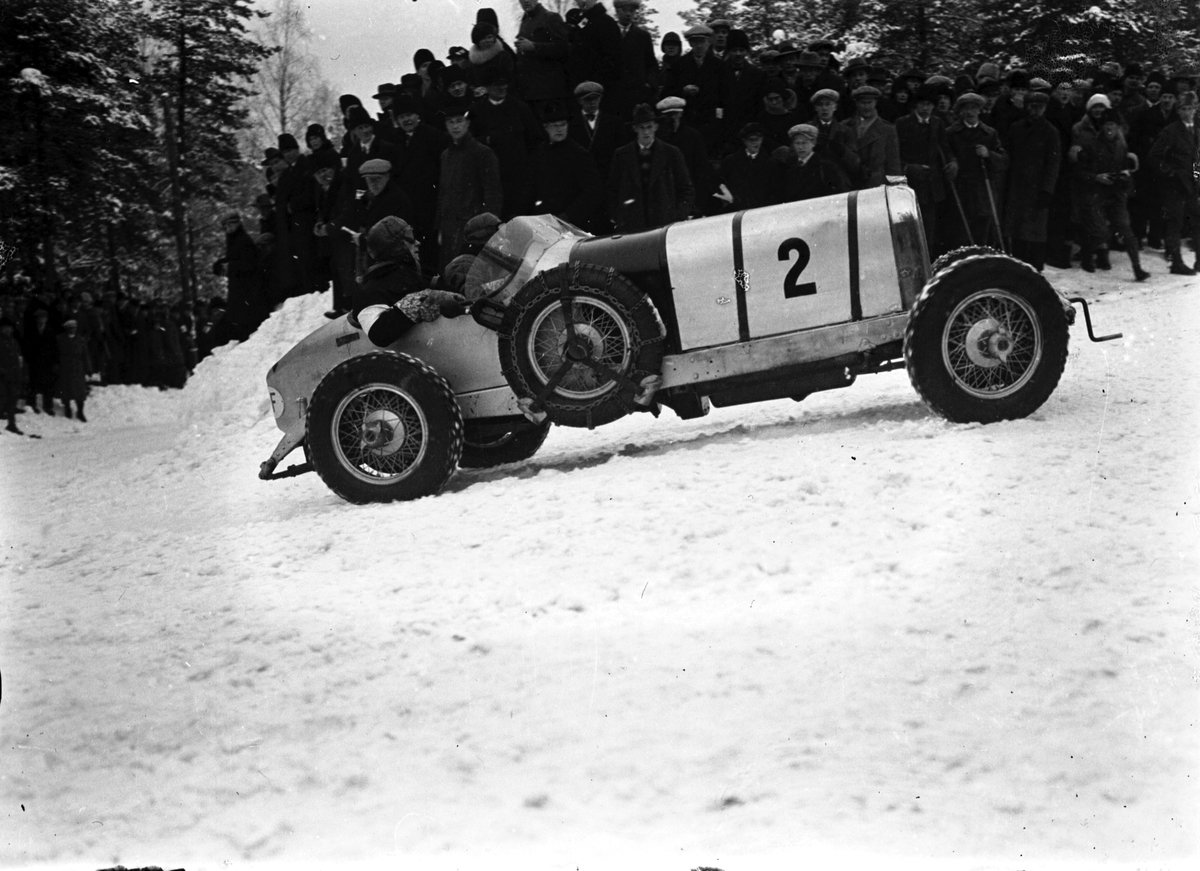 Motortävling på Rämen Grand Prix 1931 med start och mål söder om Borlänge. Föraren är, Karl Ebb, från Finland, som vann loppet i sin Auburn.