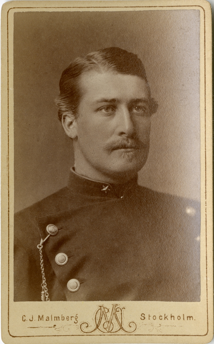 Porträtt av Sven Axel Bjuggren, underlöjtnant vid Dalregementet I 13.

Se även bild AMA.0002124.