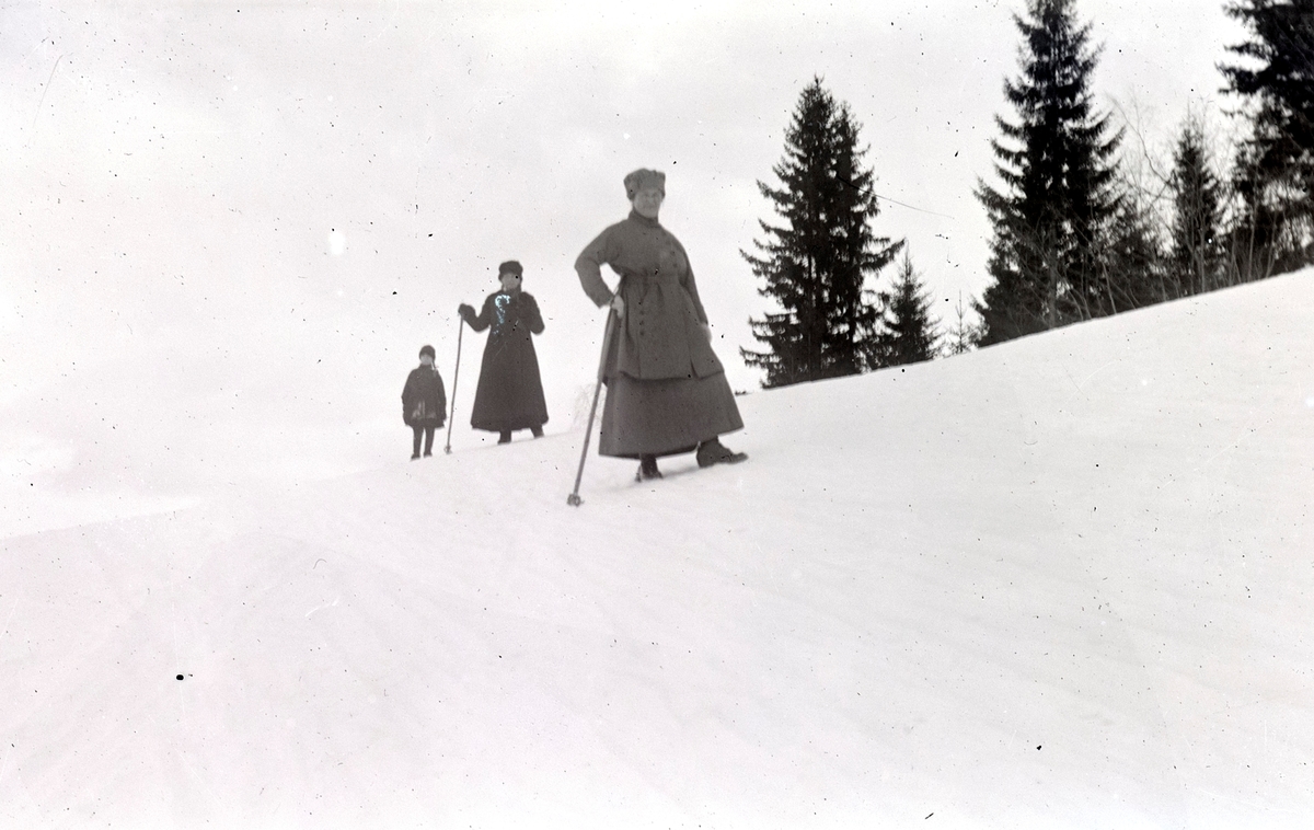 Fra høyre:  Aagot Johannesssen,Lovise Johannessen, og Lumi Johannessen, vinter.