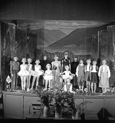 Barn på scenen i Rjukanhuset