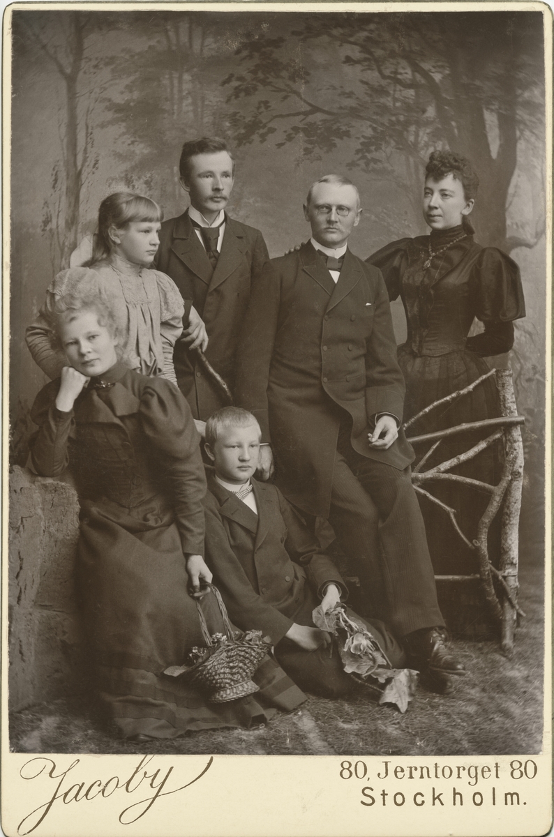 Grupporträtt av några av syskonen Ellqvist. I mitten kammarskrivare Carl Cervin Ellqvist med sin första fru Hilma till höger. Till vänster står hans syskon Oskar, Ester, Gerda och Ernst som sitter på golvet.