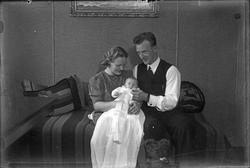 Foreldre med dåpsbarn.